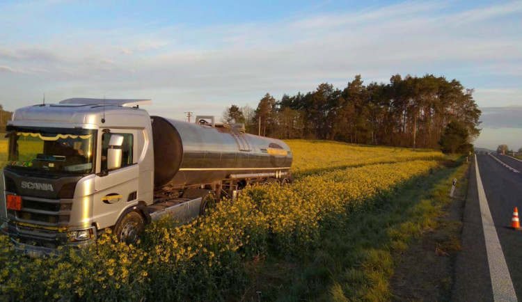 Řidiči se udělalo špatně. S cisternou sjel ze silnice do řepkového pole
