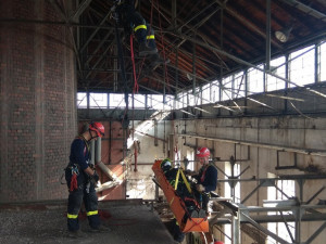 Hasiči trénovali práci ve výškách.