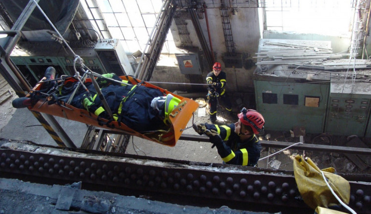 Hasiči trénovali práci ve výškách.