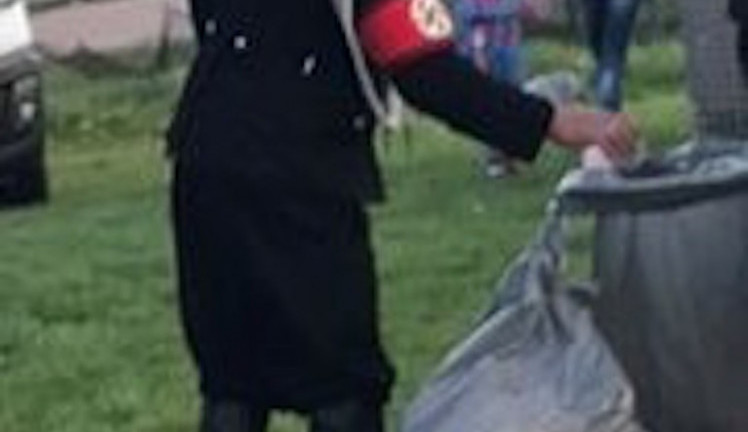 Muž v nacistické uniformě.