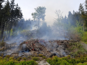 FOTO: Na Tanvaldském Špičáku hoří les v těžko přístupném terénu. Hasiči požár lokalizovali