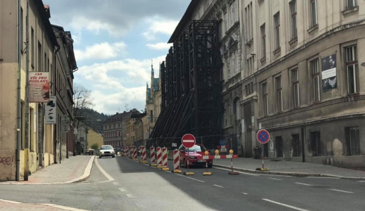 Silnice kolem školy je průjezdná od Lučan.