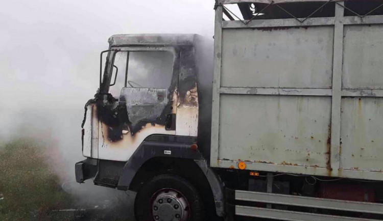 AKTUÁLNĚ: Hasiči zasahují u požáru náklaďáku, který převážel prasata