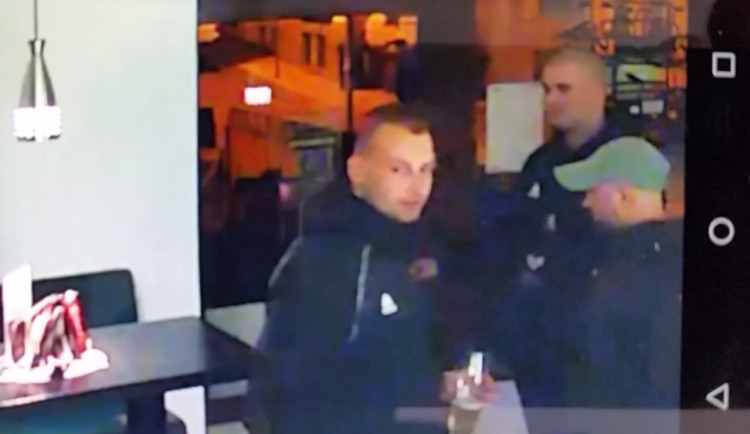 Bezpečnostní kamera celé napadení zachytila.