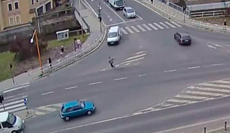 VIDEO: Se třemi promile nedokázal přejít přes přechod. Ustlal si uprostřed frekventované křižovatky