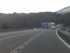 Policie už má řidiče, který s kamionem přejížděl v Rychnově do protisměru