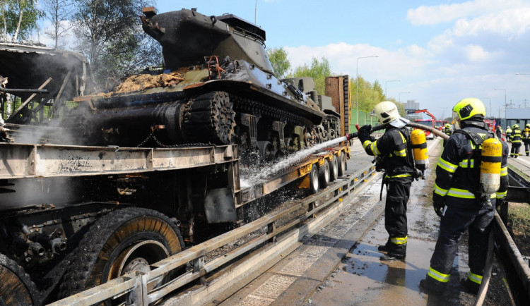 Poškozené tanky po nehodě.