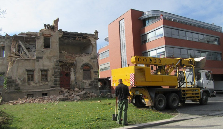 Část zámečku nechal majitel pozemku zbourat.