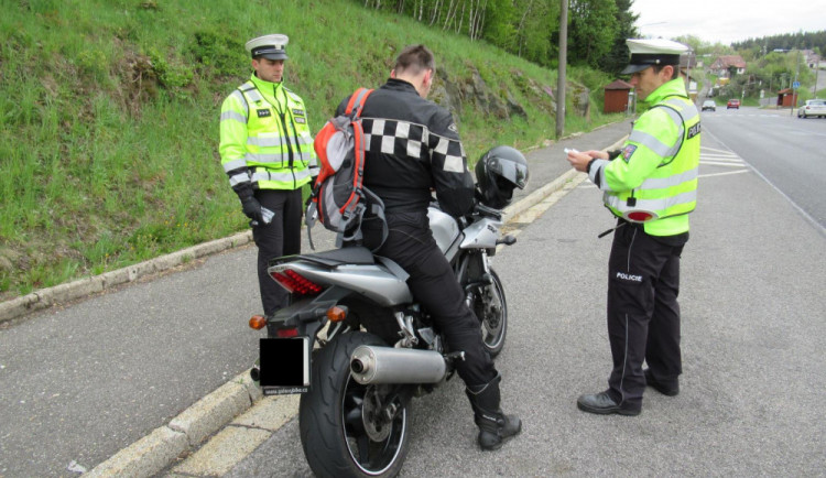 Policisté si včera posvítili na motorkáře