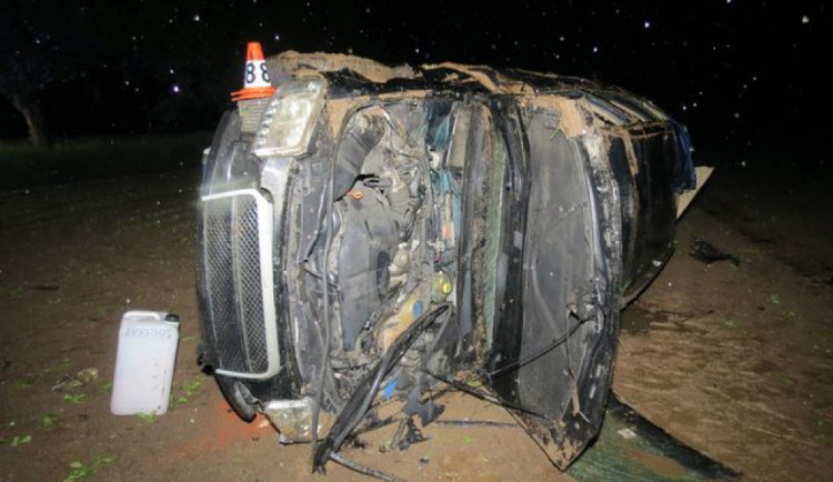 Muž nezvládl průjezd zatáčkou a s autem skončil v poli. Nadýchal dvě a půl promile