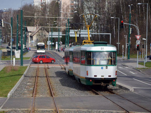 Muž ve Vratislavích přehlédl jedoucí tramvaj. Narazil do ni a musel do nemocnice