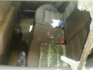 Kdosi rozbil okýnka u aut a vykradl je, podobných případů není v Liberci málo