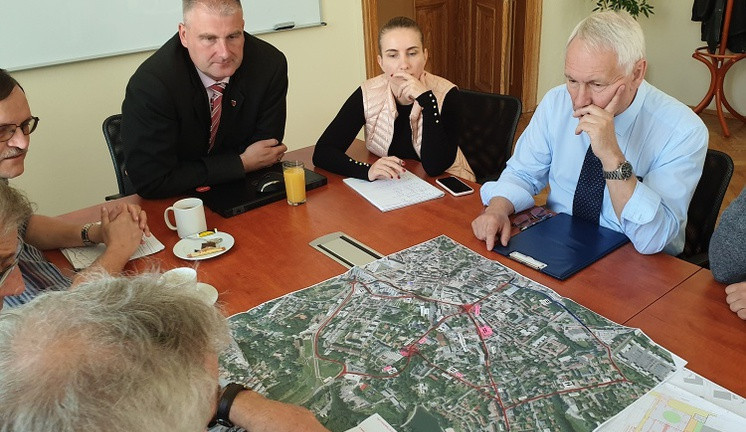 Vedení města nyní řeší dopravní napojení, které by umožnilo, aby autobusy k nemocnici jezdily.