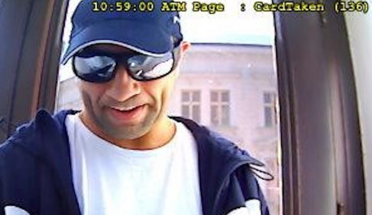 Policie pátrá po tomto muži, který z cizí karty vybral dvacet tisíc.