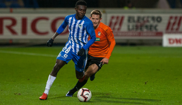 Fotbalisté Slovanu (v modrém) prohráli doma s Plzní 0:2