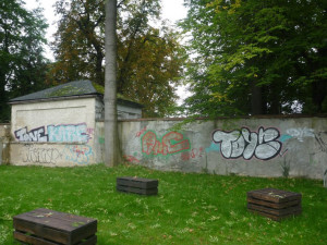 Takto vypadal park před opravou zdí.