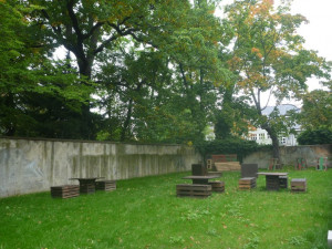 Takto vypadal park před opravou zdí.