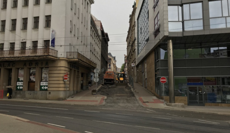 Uzavírka ulice Boženy Němcové.