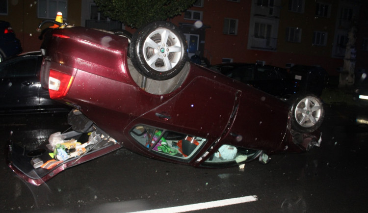 Řidička zničila dvě zaparkovaná auta, své auto otočila na střechu