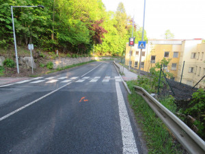 Řidič na přechodu srazil dívku a ujel. Hledá ho policie