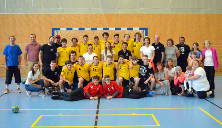 Starší žáci házenkářů.