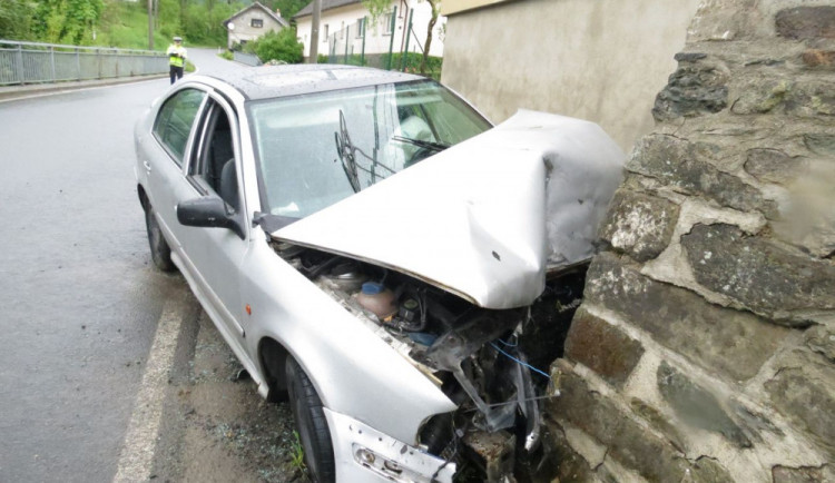 Mladý řidič jel příliš rychle. Čelně narazil do kamenné zdi