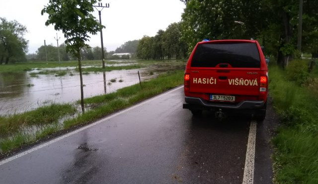 Od ranních hodin hladina Smědé postupně klesá.
