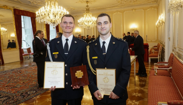 Oba ocenění hasiči.