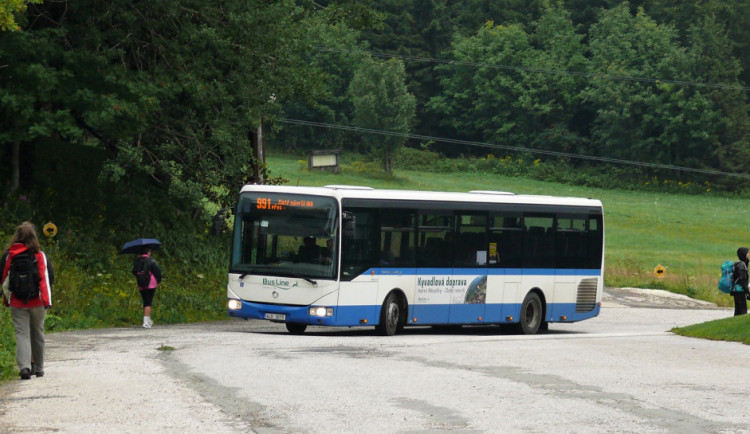 Silničářům se podařilo zprůjezdnit silnici na Zlaté návrší. Začaly jezdit autobusy