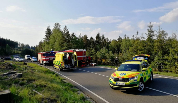 FOTO: Fabia vylétla ze silnice a zmizela. V lese nebyla vůbec vidět