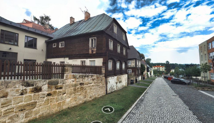 Z novoborské roubenky bude archiv muzea i infocentrum