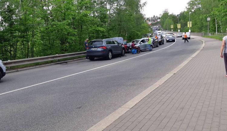 FOTO: Na mostě pod Kauflandem se odpoledne srazila tři auta