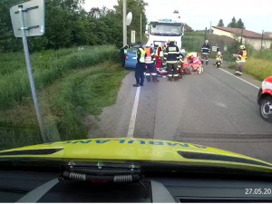 Tragická nehoda u Turnova. Čelní střet osobního auta s kamionem nepřežila řidička