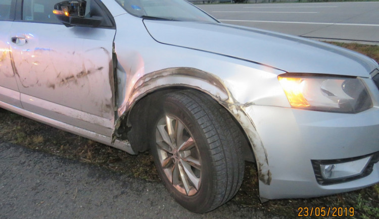 FOTO: Řidič kamionu ujel od nehody. Policie pátrá po svědcích