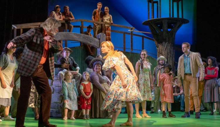 Divotvorný hrnec poprvé. I s narážkami na Babiše nebo dálnici D1