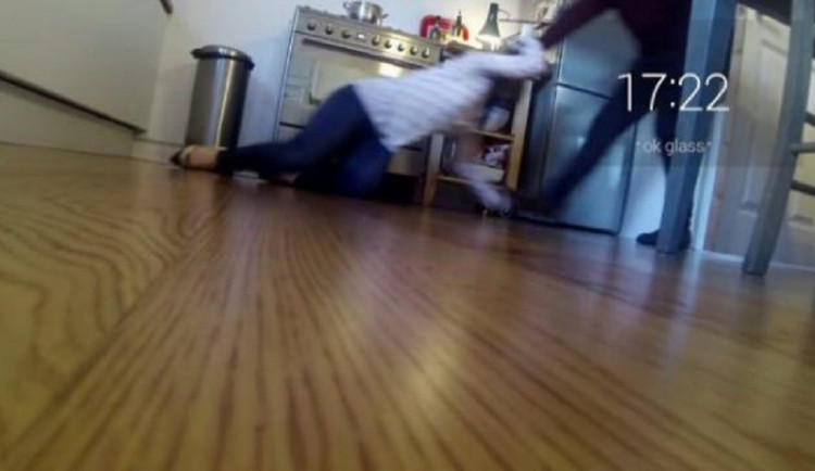 V bytě napadl přítelkyni, dcera vyběhla na ulici pro pomoc