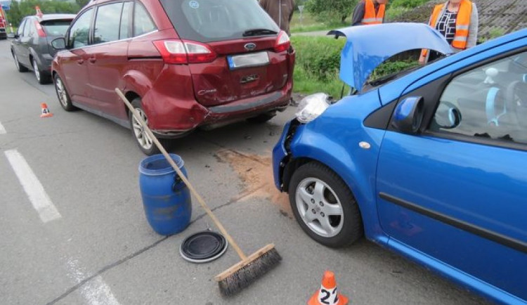 Žena se nevěnovala řízení a způsobila hromadnou nehodu. Vznikla škoda za 130 tisíc