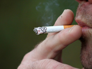 Za dva roky protikuřáckého zákona ubylo hospitalizací i kuřáků
