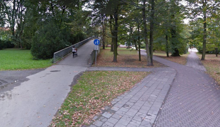 Žena vstoupila před projíždějícího cyklistu. Aby zabránil nehodě, zabrzdil a přeletěl přes řidítka