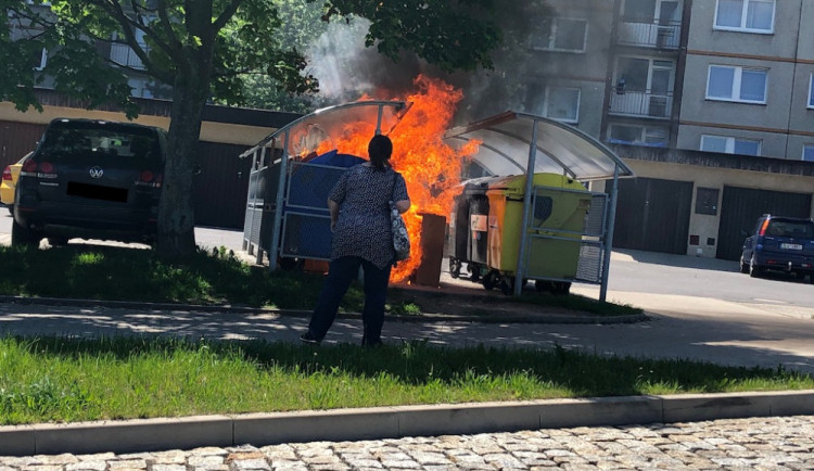 Hořící kontejnery na Dobiášovce.