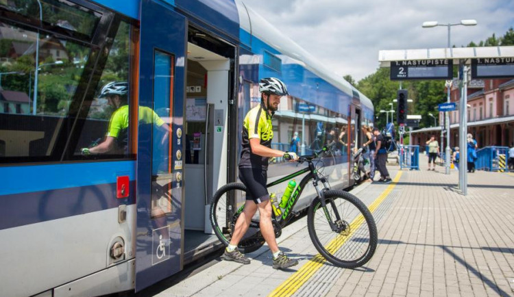 Kam jezdí v Libereckém kraji cyklobusy a cyklovlaky? Máme kompletní přehled