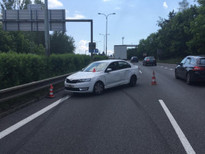 Komplikace na průtahu městem. Za výjezdem z tunelu ve směru na Turnov se srazilo auto s náklaďákem