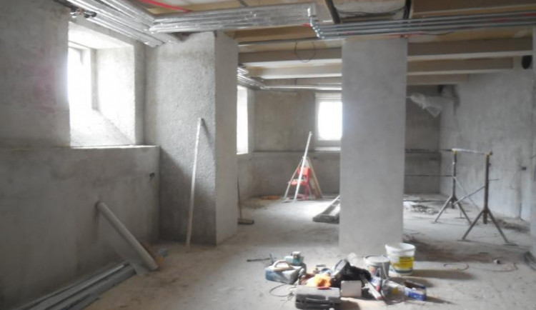 Práce na učebně pokračují