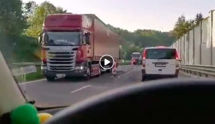 VIDEO: Nehoda zkomplikovala dopravu ve zúžení u Jeřmanic. Srazil se tam kamion s autem