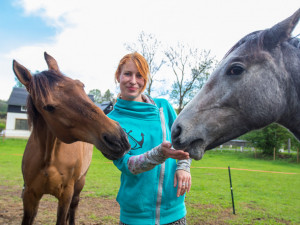 Ester Rišková se rozhodla pomáhat ex-dostihovým koním, kteří by jinak skončili na jatkách.