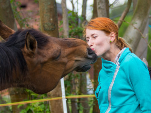 Ester Rišková se rozhodla pomáhat ex-dostihovým koním, kteří by jinak skončili na jatkách.