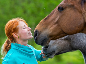 Ester Rišková se rozhodla pomáhat ex-dostihovým koním, kteří by jinak skončili na jatkách.