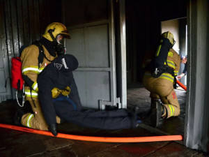 FOTO: V polygonu si hasiči založí požár. Trénují tak na reálné zásahy