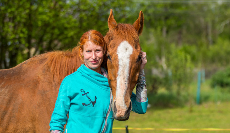 Ester Rišková se rozhodla pomáhat ex-dostihovým koním, kteří by jinak skončili na jatkách.
