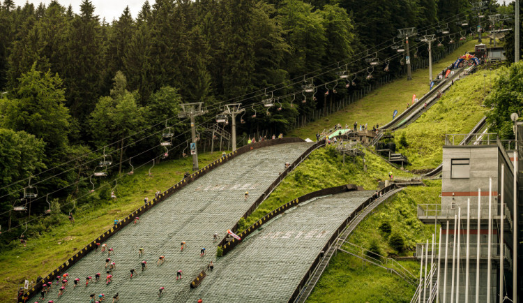 FOTO: Štafeta Evy Samkové si podmanila závod Red Bull 400, úspěch slaví i Markéta Davidová